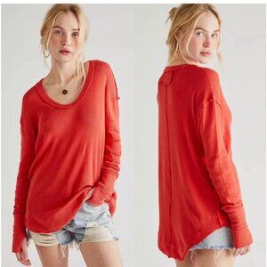 Free People We The Free red orange Colby tee raw hem thumb holes size medium D34